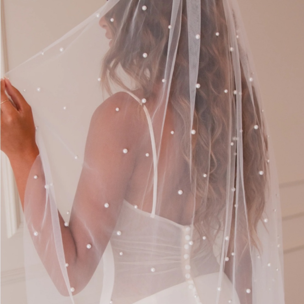 Elegant White Pearl-Embellished Veil NEW